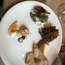 Bryggeriet Flakhaven - This plate, starting from 9 o'clock, was fabulous! Smoked salmon mousse  Chicken salad Filet with onions Smoked danish cheese