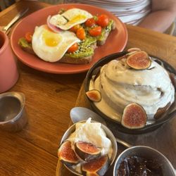 Ojo de Agua - Avocado toast and cinnamon French toast