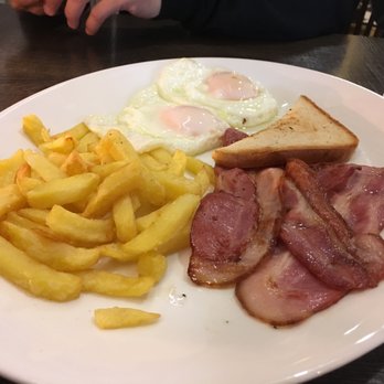 Nuria - American breakfast with eggs over easy - Spanish Near Me - Barcelona, B Nuria - American breakfast with eggs over easy - Spanish Near Me - Barcelona, B