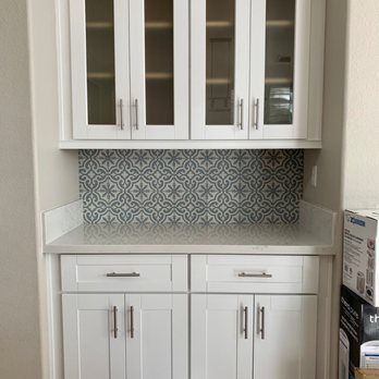 AMG Construction - Custom bar with backsplash matching kitchen backsplash - General Contractors Near Me AMG Construction - Custom bar with backsplash matching kitchen backsplash - General Contractors Near Me