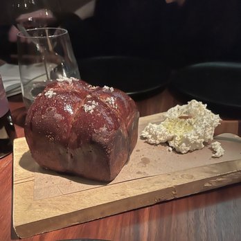 Community Table - Pumpernickel pull apart bread.  Yummmmm - New American Near Me - Washington, Connecticut