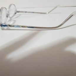 As the image shows, the arm on the right side of the frames does not sit flush with this surface.