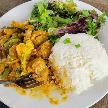 High Camp Taphouse - Chicken Curry plate, the chicken is coated in delicous golden curry sauce, the salad is perfectly coated with sour balsamic sauce. - Himalayan/Nepalese Near Me - Sisters, Oregon