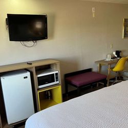 Days Inn & Suites by Wyndham Hutchinson - Guest room