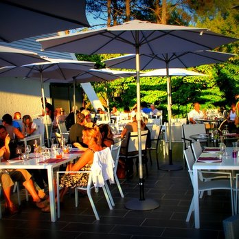 La Mise en Bouche - Terrasse pleine dès le printemps au restaurant La Mise en Bouche à Canaux, sur la commune de La Teste de Buch - French Near Me - La Teste-de-Buch, 33