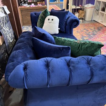 Under The Cover - Maybe the best fainting couch in KC. - Bookstores Near Me - Kansas City, Missouri