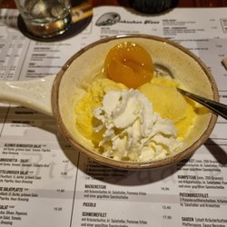 Pfannkuchen Haus - Dessert zum pfiffigen Menü - - Vanille-Eis mit Aprikose, Sahne und Orangenlikör .