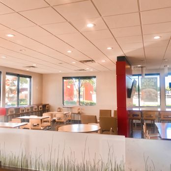 Wendy's - Interior Seating - Fast Food Near Me - Murrieta, California