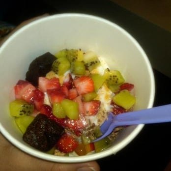 Nubi Yogurt - strawberries, kiwis, brownie bites and some candy on original tart. - Ice Cream & Frozen Yogurt Near Me - Redlands, California
