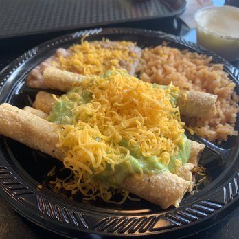 Robertito's Taco Shop - #24 taquito plate - Mexican Near Me - Fresno, California