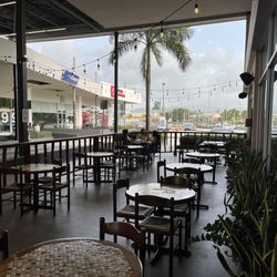 Tijuanas's Bar & Grill - Comedor exterior bajo techo