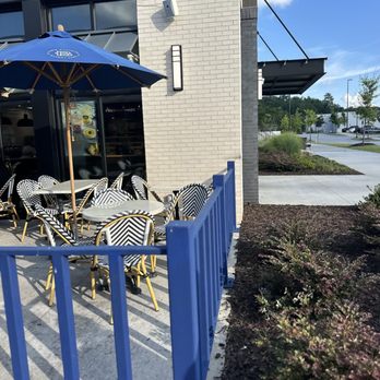 Paris Baguette - Patio - Bakeries Near Me - Buford, Georgia