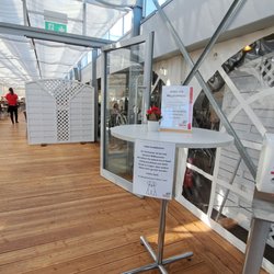 Erdbeer- u. Spargelhof Böser - Das freundliche Personal platziert die Gäste in dem luftigen Leichtbau.