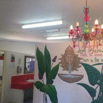 Nomads Arts Factory Lodge - Girls bathrooms - Hotels Near Me - Byron Bay, NSW