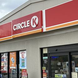49Er Shell - Circle K connected to Shell gas station.