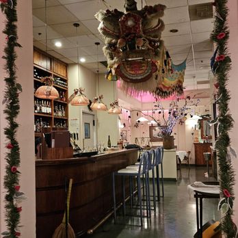 Duc's Bistro - Back section and bar - French Near Me - Honolulu, Hawaii