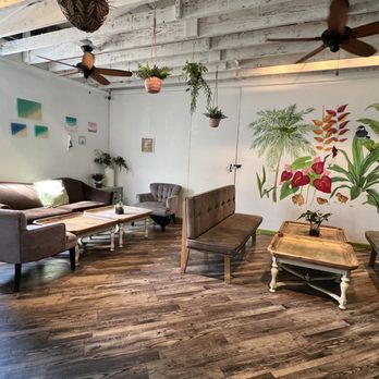Aloha Bakehouse & Cafe - Seating area - Coffee & Tea Near Me - Honolulu, Hawaii