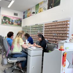 Tip Top Nails - Manicure tables