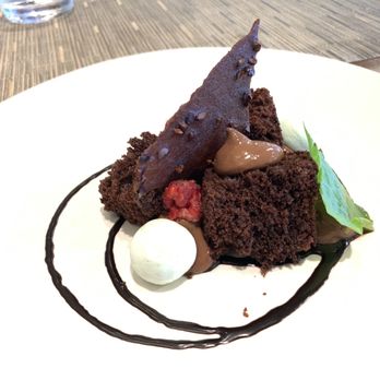 Canoe - Chocolate cake - Canadian (New) Near Me - Toronto, Ontario
