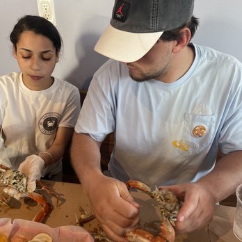 L P Steamers - Very patient crab tutorial by an employee - Seafood Near Me - Baltimore, Maryland
