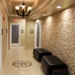 Salonz Beauty & Spa Suites - Plantation - Left Hallway