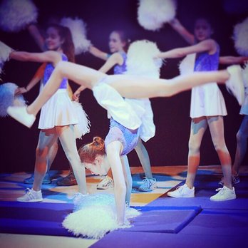The Center - Akrobatik Aufführung - Dance Schools Near Me - Berlin, BE