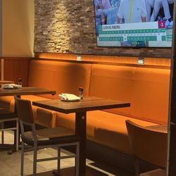 Bar Louie - DFW Airport - Outlets at each booth