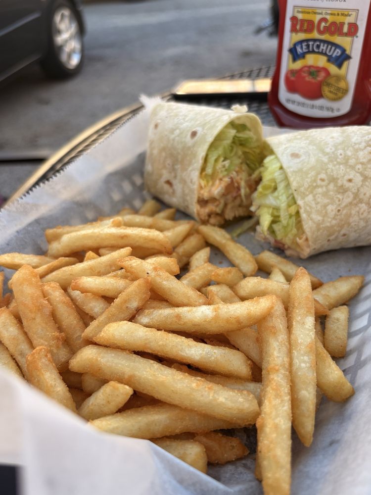 Hank and Lilly's Creekside Logo