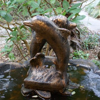 Anthony's By The Sea - Enjoy the front yard fountain which attracts birds, squirrels and sometimes a local cat! - Bed & Breakfast Near Me - Rockport, Texas
