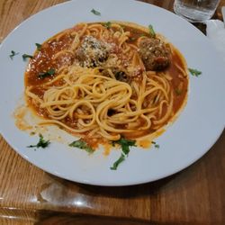 Caffe Di Caro - Linguine con le Polpette was delicious. Soft background music and candle lit tables make for a very relaxing, if not romantic, atmosphere.