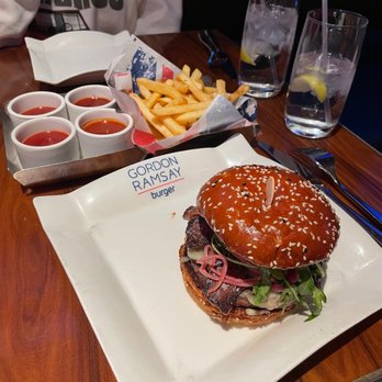 Gordon Ramsay Burger Las Vegas - Pretty big burger - Burgers Near Me - Las Vegas, Nevada Gordon Ramsay Burger Las Vegas - Pretty big burger - Burgers Near Me - Las Vegas, Nevada