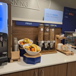 Holiday Inn Express Portland East - Troutdale - Juice, fresh fruit, cold cereal, instant oatmeal, cinnamon buns