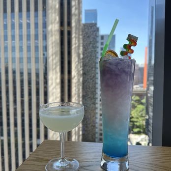 Charlotte Restaurant & Lounge - Daiquiri, violet femmes - IG @bougiefoodieboi - New American Near Me - Seattle, Washington