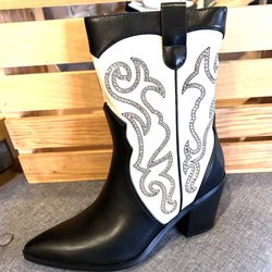 Tootsies Shoes - Country Thunder is in the Air