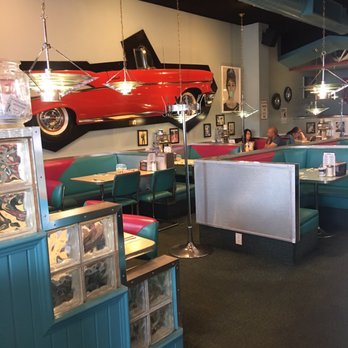 Melanie Pringle's Restaurants - Dining room - Diners Near Me - Whitby, Ontario