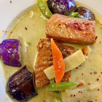 Hae Ha Thai - Curry Fried Salmón - Thai Near Me - Kennewick, Washington