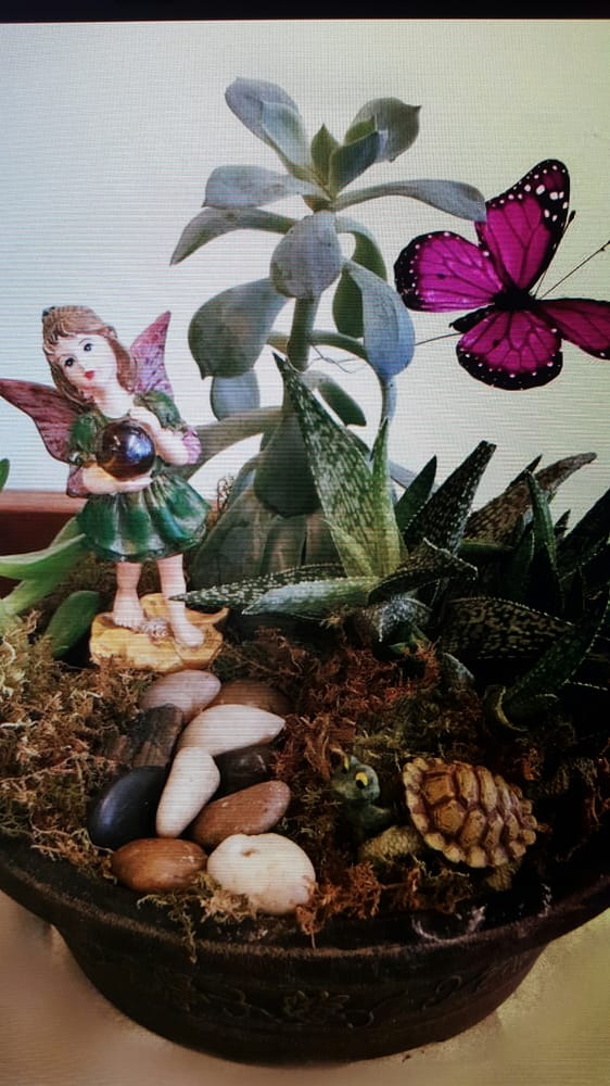 ME NOT FLOWERS & GIFTS Updated September 2024 221 E Main St