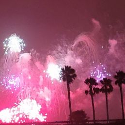 Fireworks viewed from right in front of Sabor (from Seaworld) Fireworks viewed from right in front of Sabor (from Seaworld)