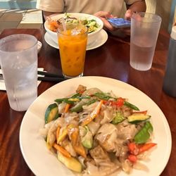 Le's Vietnamese Restaurant - 94. Flat Rice Noodles with Tofu B15. Thai Iced Tea 33. Grilled Shrimp, Pork and Crispy Spring Roll Vermicelli