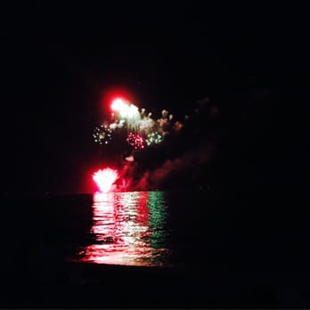 Waikiki Beach - Hau'oli makahiki hou!! Welcomed 2014 on the beach with sand between my toes. - Beaches Near Me Waikiki Beach - Hau'oli makahiki hou!! Welcomed 2014 on the beach with sand between my toes. - Beaches Near Me