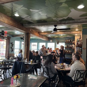 Barrique Wine & Brew Bar - Wine Bars Near Me - Lake Geneva, Wisconsin