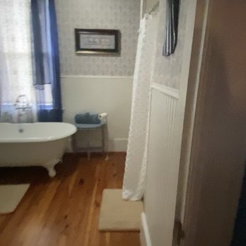 Gina's On Main - Bathroom had shower and tub - Bed & Breakfast Near Me - Mount Holly, North Carolina Gina's On Main - Bathroom had shower and tub - Bed & Breakfast Near Me - Mount Holly, North Carolina