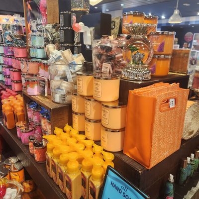 Bath & Body Works by null