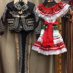 Zapateria Jerez No. 3 - Trajes de charro para niño y vestido tipico para niña.