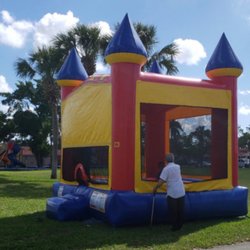 Four J Party - Classic castle bounce house set up at a park party in Miami. Brinca brinca castillo clásico para fiestas en el parque.