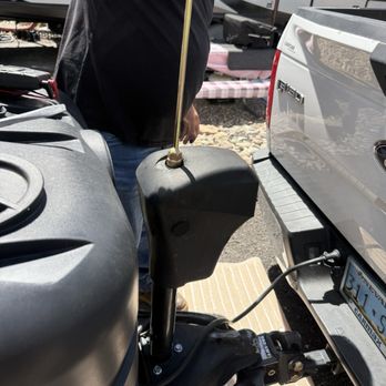 Big's RV Service - Showing us the manual crank. - RV Repair Near Me - Parks, Arizona Big's RV Service - Showing us the manual crank. - RV Repair Near Me - Parks, Arizona