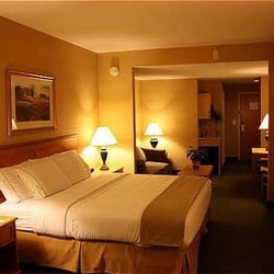 Holiday Inn Express & Suites Warrenton