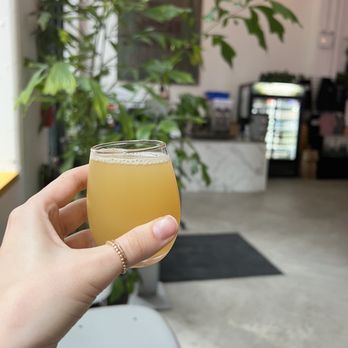 Evil Twin Brewing - Dumbo Taproom - Flight pour - Breweries Near Me - Brooklyn, New York Evil Twin Brewing - Dumbo Taproom - Flight pour - Breweries Near Me - Brooklyn, New York