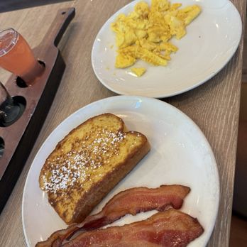 Broken Yolk Cafe - french toast - American Near Me - Las Vegas, Nevada