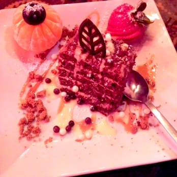 Sainte Russie - Dessert - génoise de chocolat, mandarine et fraise - Russian Near Me - Lyon, 69 Sainte Russie - Dessert - génoise de chocolat, mandarine et fraise - Russian Near Me - Lyon, 69